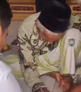 Guri ngaji yang dikenakan denda oleh wali murid usai insiden menampar yang viral di medsos. [Instagram]